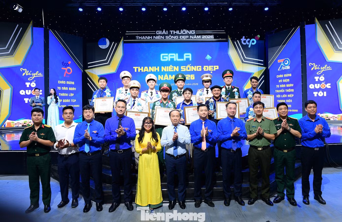Các đại biểu và gương "Thanh niên sống đẹp" năm 2026 tại chương trình. Ảnh: Xuân Tùng