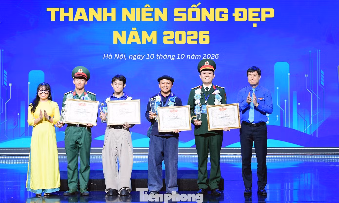Phó Chủ tịch thường trực T.Ư Hội LHTN Việt Nam Lê Hải Long và Giám đốc Truyền thông đối ngoại và Phát triển bền vững TCP Việt Nam Phan Thị Phương Nhung trao giải thưởng cho các gương thanh niên sống đẹp. Ảnh: Xuân Tùng