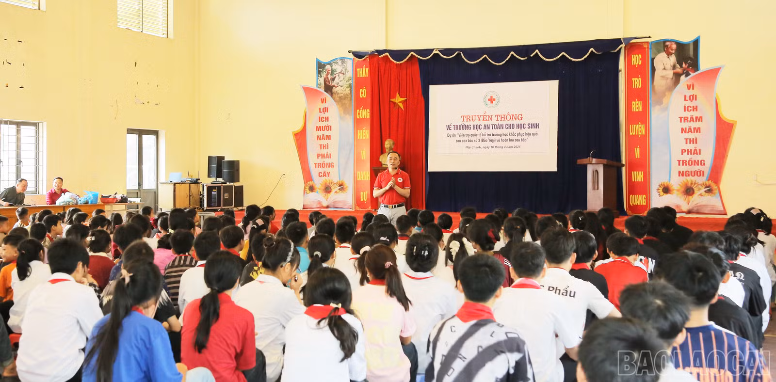 Buổi truyền thông thu hút đông đảo học sinh nhà trường tham gia.