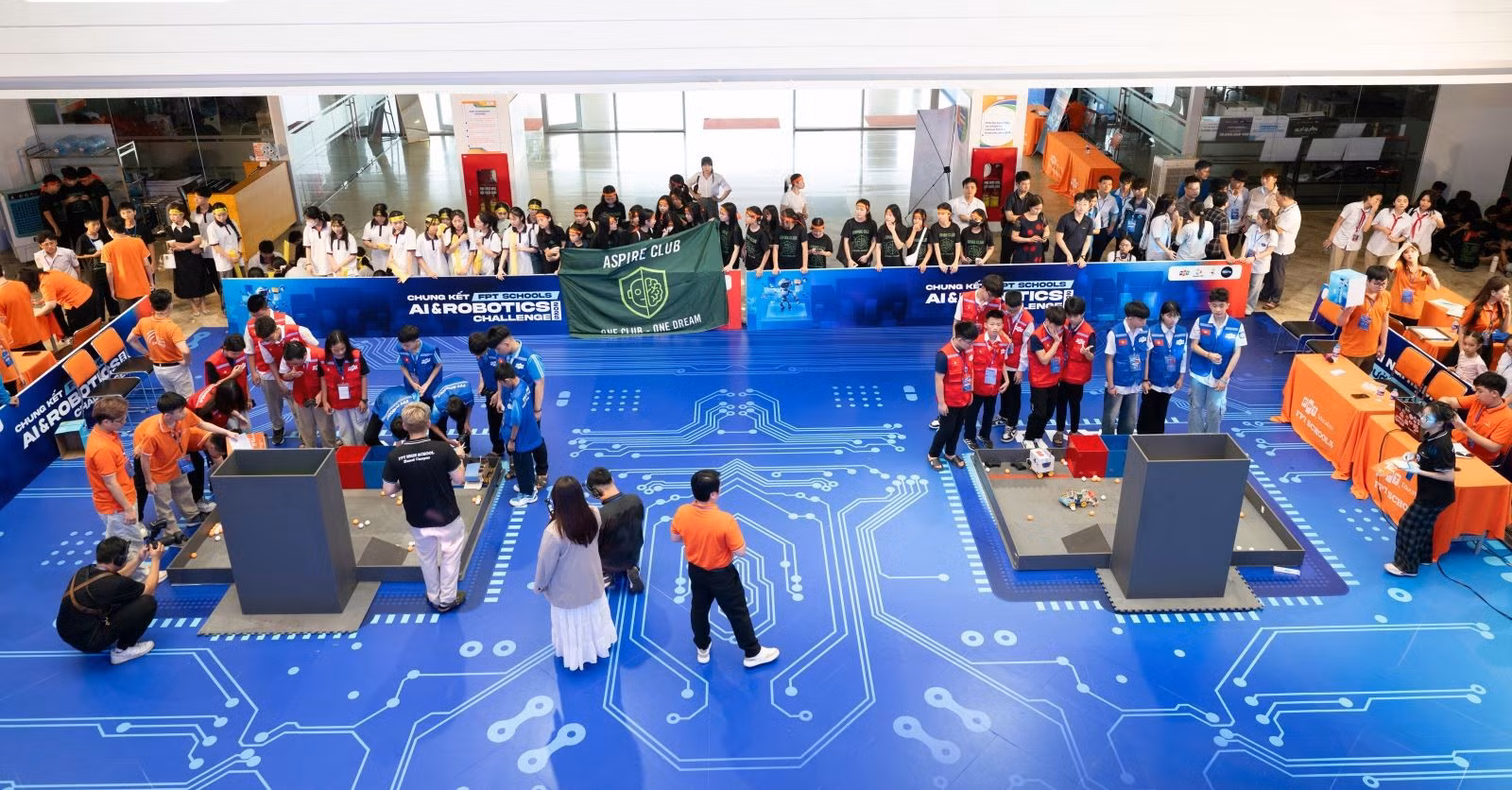 Học sinh FPT và học sinh các trường THPT tham gia sân chơi Robotics tại FPT Schools.