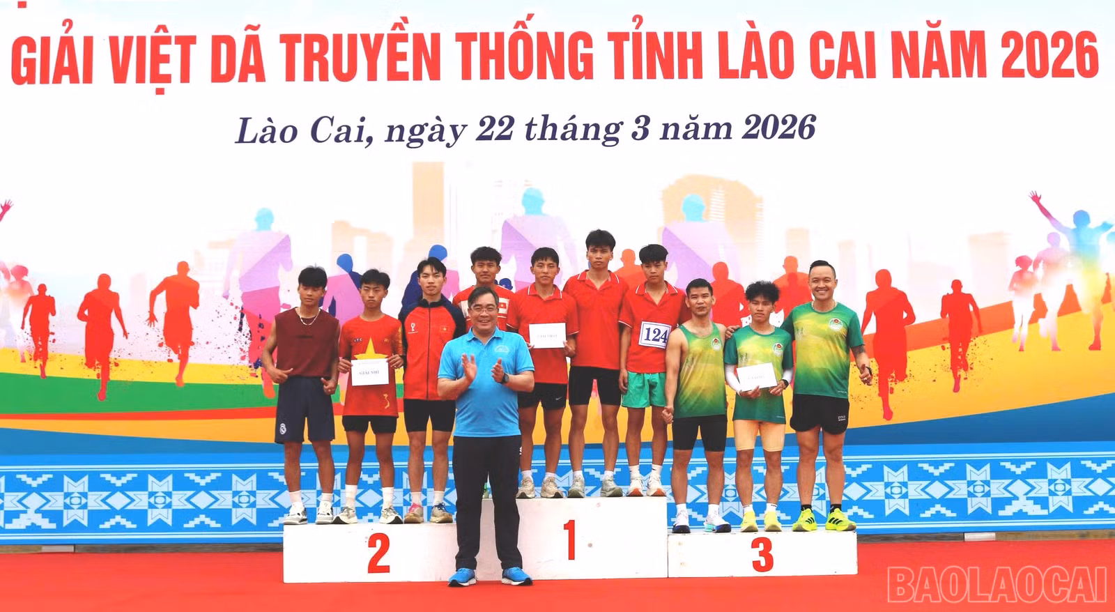 baolaocai-br_dong-chi-nong-viet-yen-giam-doc-so-van-hoa-the-thao-va-du-lich-trao-giai-nhat-dong-doi-nam-chinh-cho-cum-xa-muong-khuong.jpg