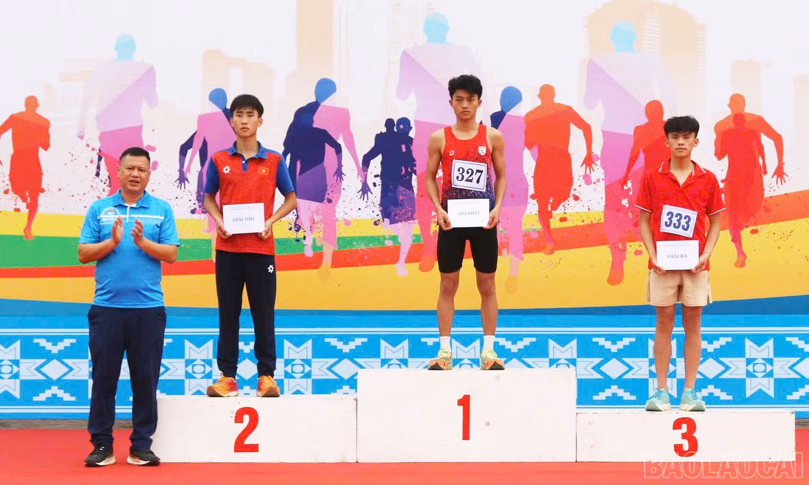 baolaocai-br_ban-to-chuc-trao-giai-nhat-nhi-ba-cho-cac-van-dong-vien-thuoc-noi-dung-nam-tre.jpg