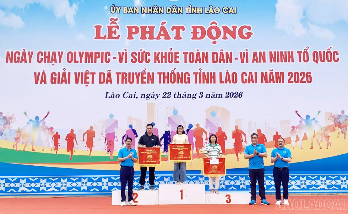 baolaocai-br_ban-to-chuc-trao-giai-nhat-toan-doan-cho-cum-xa-muong-khuong.jpg