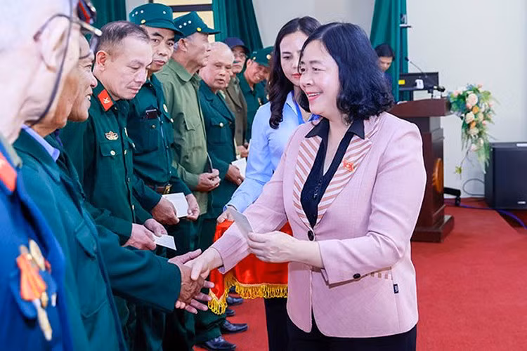 Bà Bùi Thị Minh Hoài, tặng quà cho các cựu chiến binh tại cuộc tiếp xúc cử tri ngày 19/12/2025.