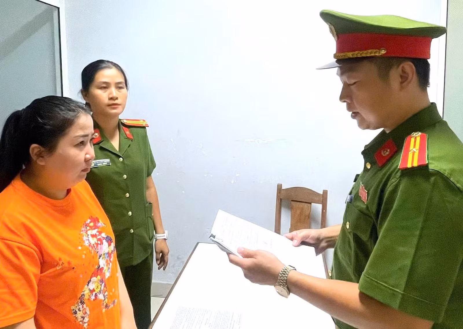 Cơ quan CSĐT tống đạt quyết định khởi tố bị can đối với Trần Thị Mỹ Hạnh.