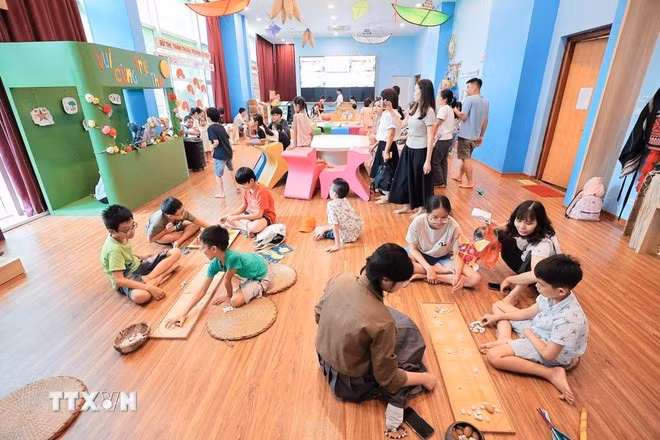 Đông đảo các em và gia đình tham gia vui chơi trong Phòng khám phá tại Bảo tàng.