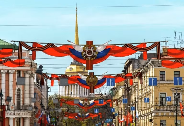 Thành phố St. Petersburg đã chuẩn bị một chương trình văn hóa quy mô lớn. Các hoạt động kỷ niệm và lễ hội được tổ chức tại tất cả các quận của thành phố.