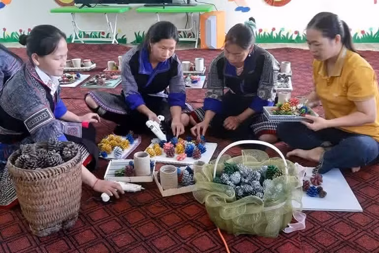 Phụ huynh học sinh và giáo viên nhà trường cùng chế tác các sản phẩm thủ công mỹ nghệ.