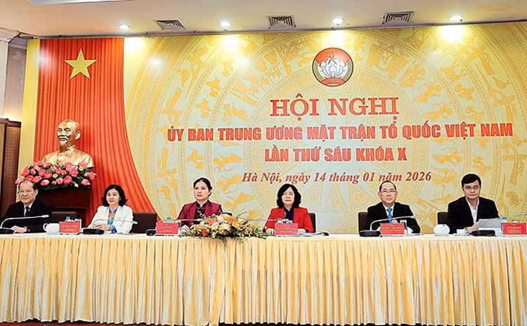 Bà Bùi Thị Minh Hoài, Chủ tịch Ủy ban Trung ương MTTQ Việt Nam cùng các đồng chí trong Ban Thường trực chủ trì Hội nghị Ủy ban Trung ương MTTQ Việt Nam lần thứ sáu khóa X.