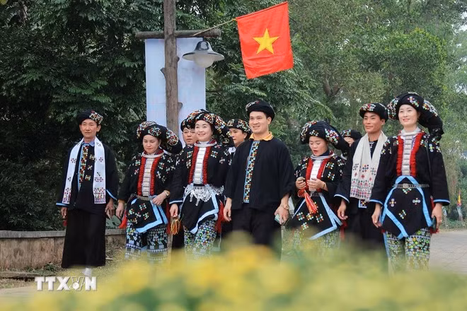 Đồng bào người Dao tỉnh Thanh Hóa với trang phục truyền thống xuống Phiên chợ vùng cao được tái hiện tại Làng Văn hóa - Du lịch các dân tộc Việt Nam.