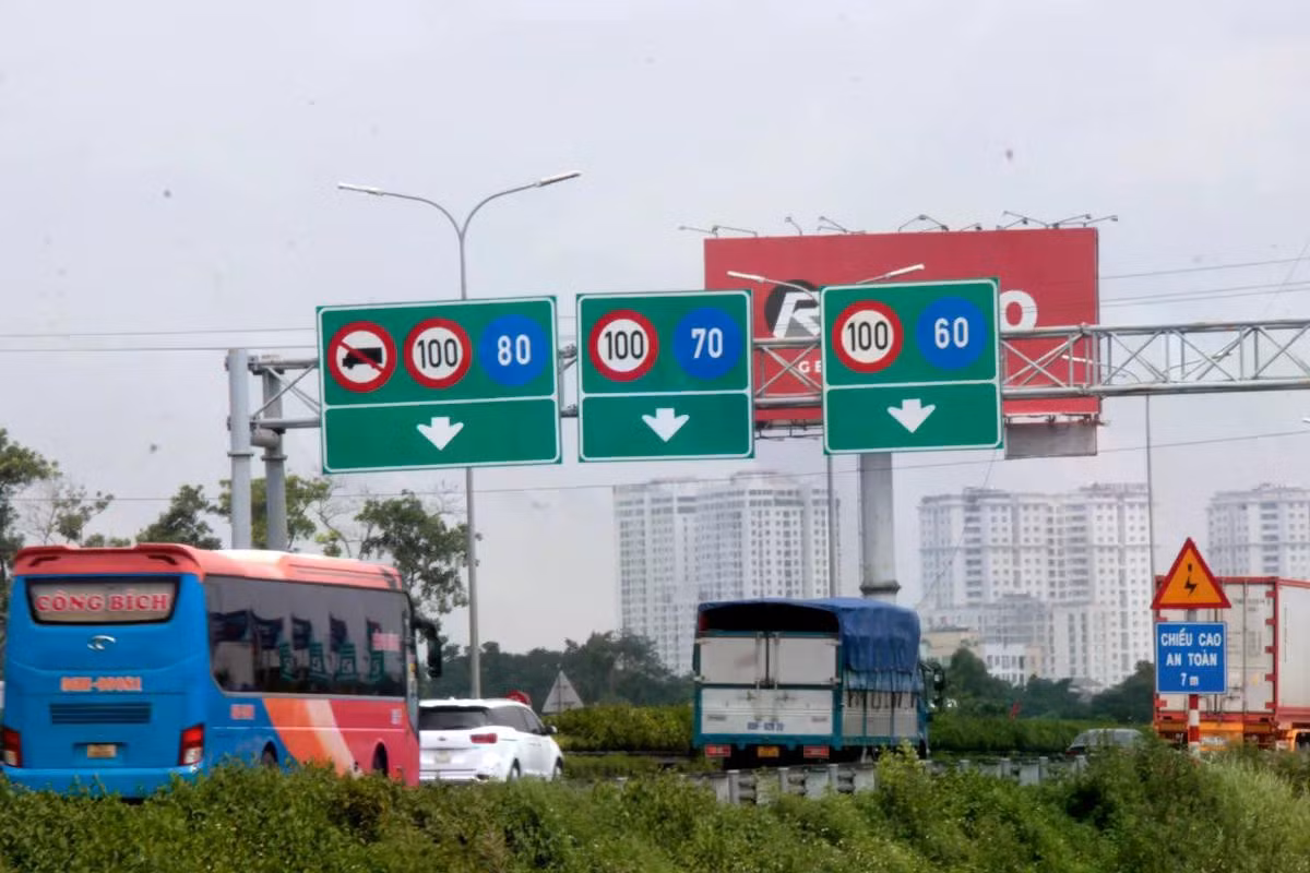 Hệ thống biển báo phân làn trên cao tốc Pháp Vân - Cao Bồ phân định rõ loại xe. Ảnh: Cục CSGT