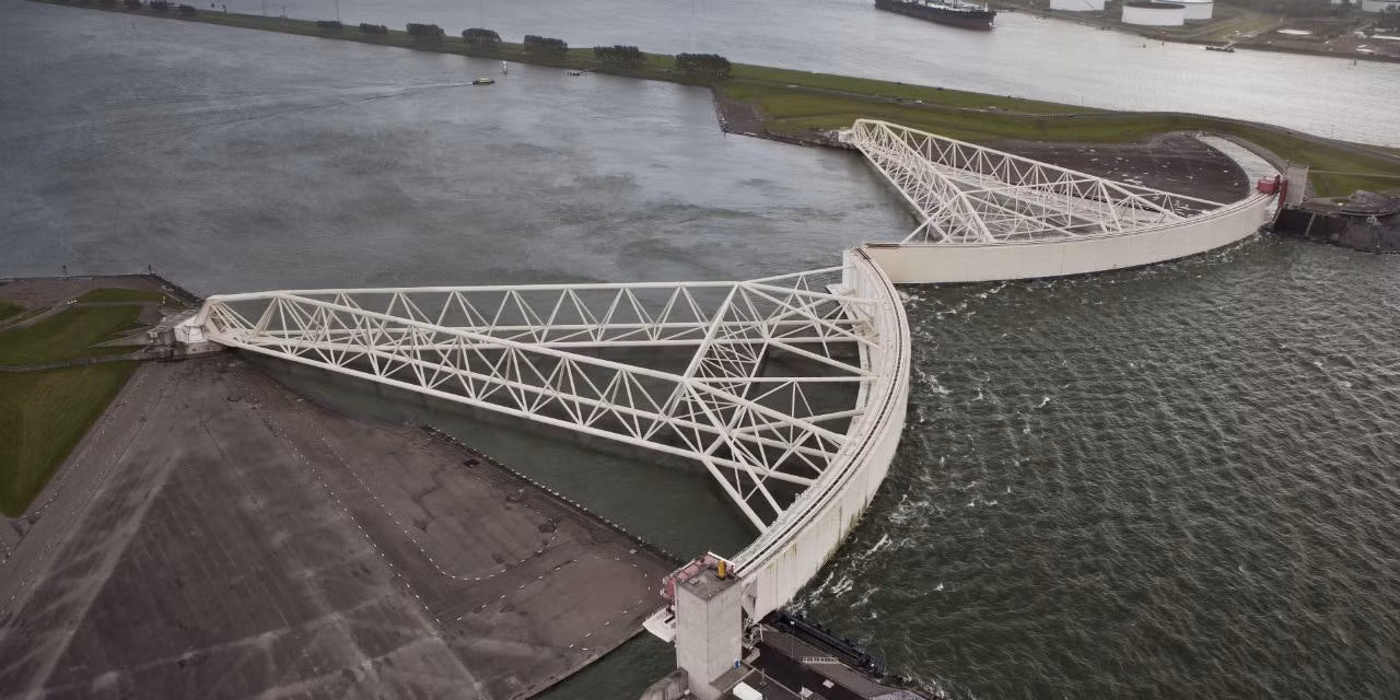 Cổng chắn sóng Maeslantkering, một phần của hệ thống Delta Works, bảo vệ lối vào cảng Rotterdam trước các đợt triều cường từ Biển Bắc.