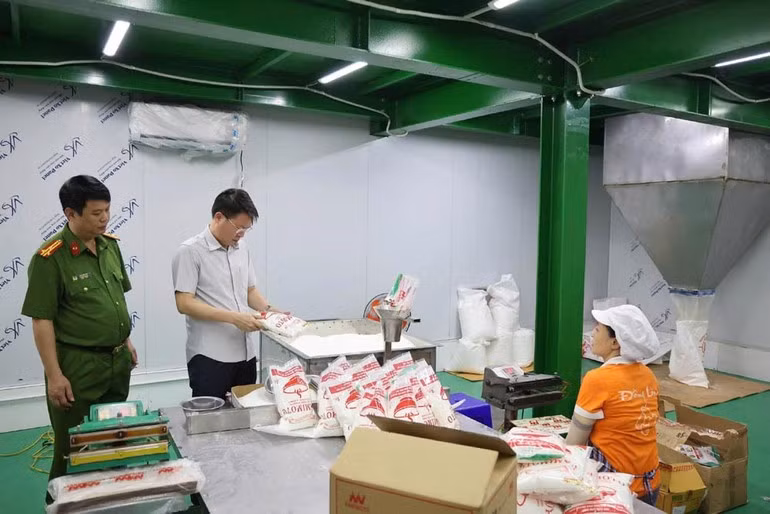 Giám đốc Công an tỉnh Phú Thọ Nguyễn Minh Tuấn trực tiếp kiểm tra quy trình sản xuất hàng giả của công ty Famimoto.
