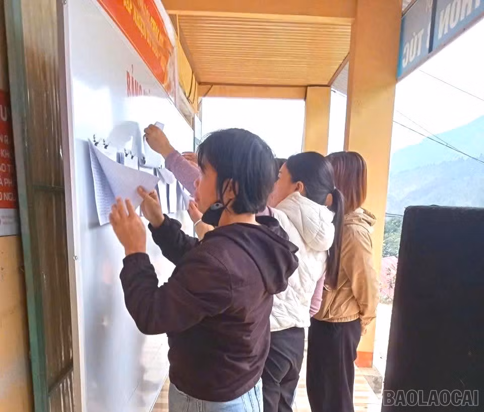 baolaocai-br_nguoi-dan-thon-1-thuong-theo-doi-danh-sach-niem-yet-cu-tri.jpg