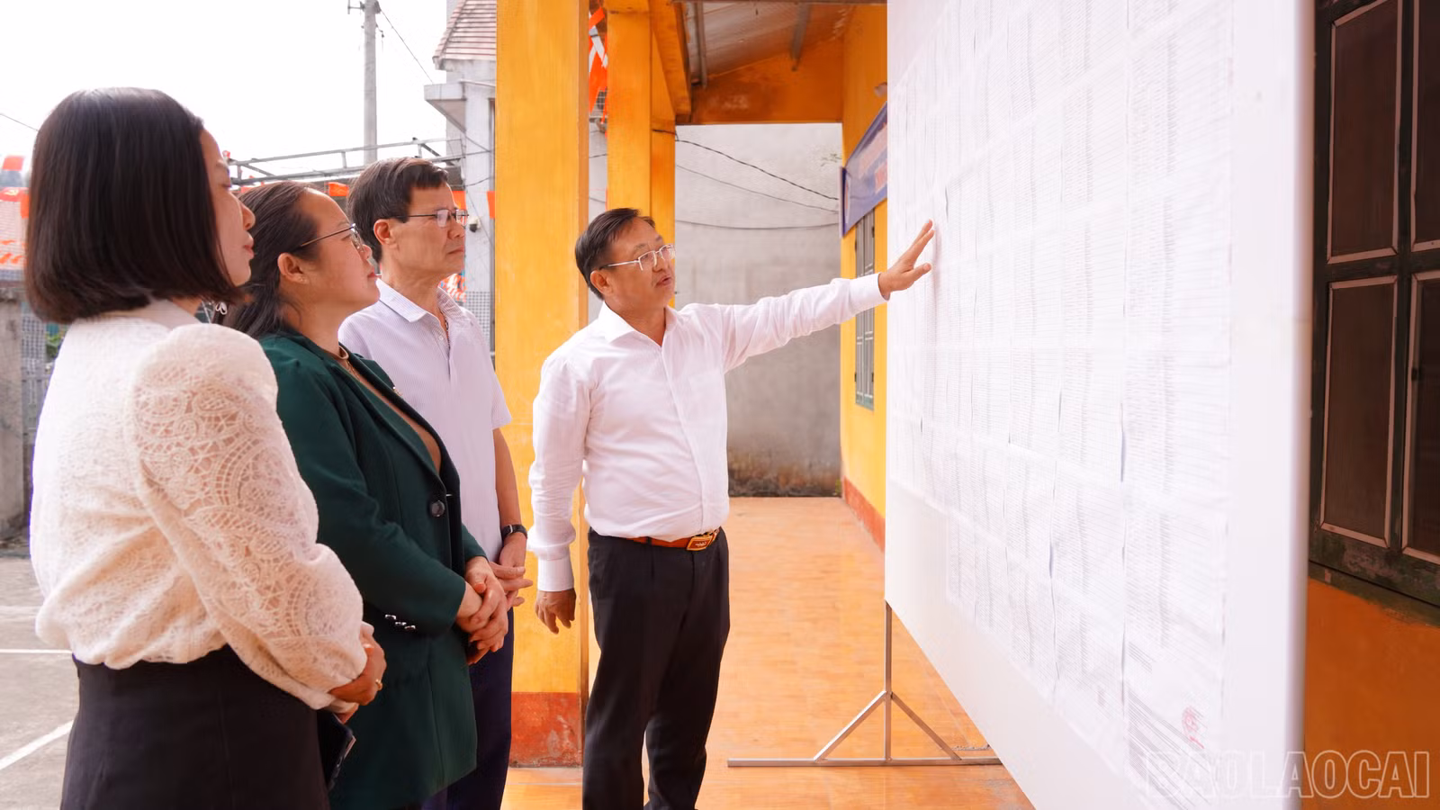 baolaocai-br_dong-chi-giang-seo-van-uy-vien-bch-dang-bo-tinh-bi-thu-dang-uy-truong-bcd-bau-cu-xa-muong-khuong-kiem-tra-cong-tac-bau-cu-thon-xom-cho.jpg