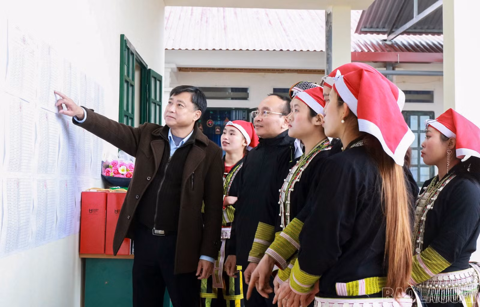 baolaocai-br_bi-thu-dang-uy-xa-bat-xat-nguyen-kieu-phuong-kiem-tra-cong-tac-chuan-bi-bau-cu-tai-thon-suoi-chai.jpg