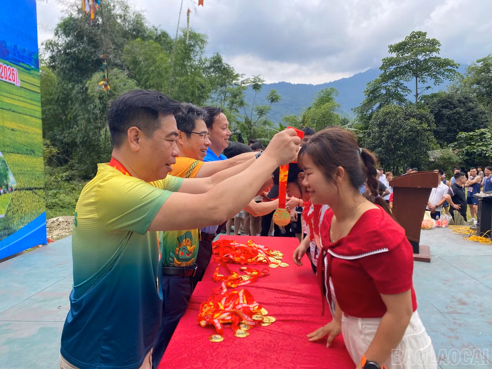 baolaocai-br_trao-ky-niem-chuong-cho-cac-van-dong-vien-3.jpg