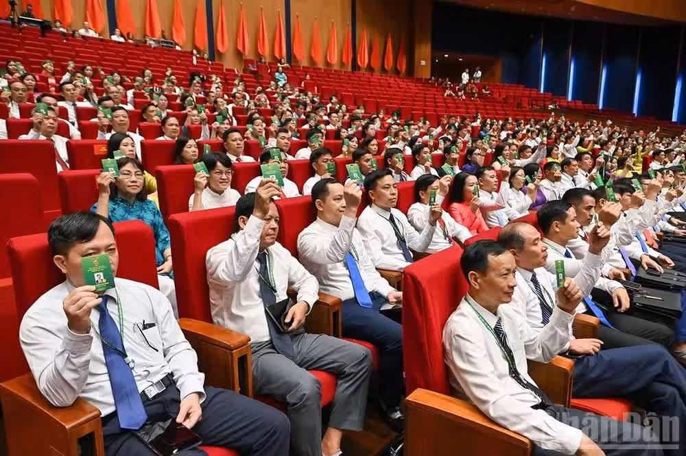 Đồng chí Lương Quốc Đoàn - Ủy viên Trung ương Đảng, Chủ tịch Hội Nông dân Việt Nam khóa VIII cùng các đại biểu tiến hành biểu quyết tại Đại hội.