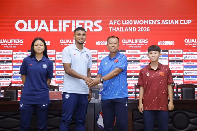 Đội tuyển U20 Nữ Việt Nam (phải) sẽ đối đầu với đội tuyển U20 Nữ Singapore ở trận mở màn Vòng loại Giải Vô địch U20 Nữ châu Á 2026.