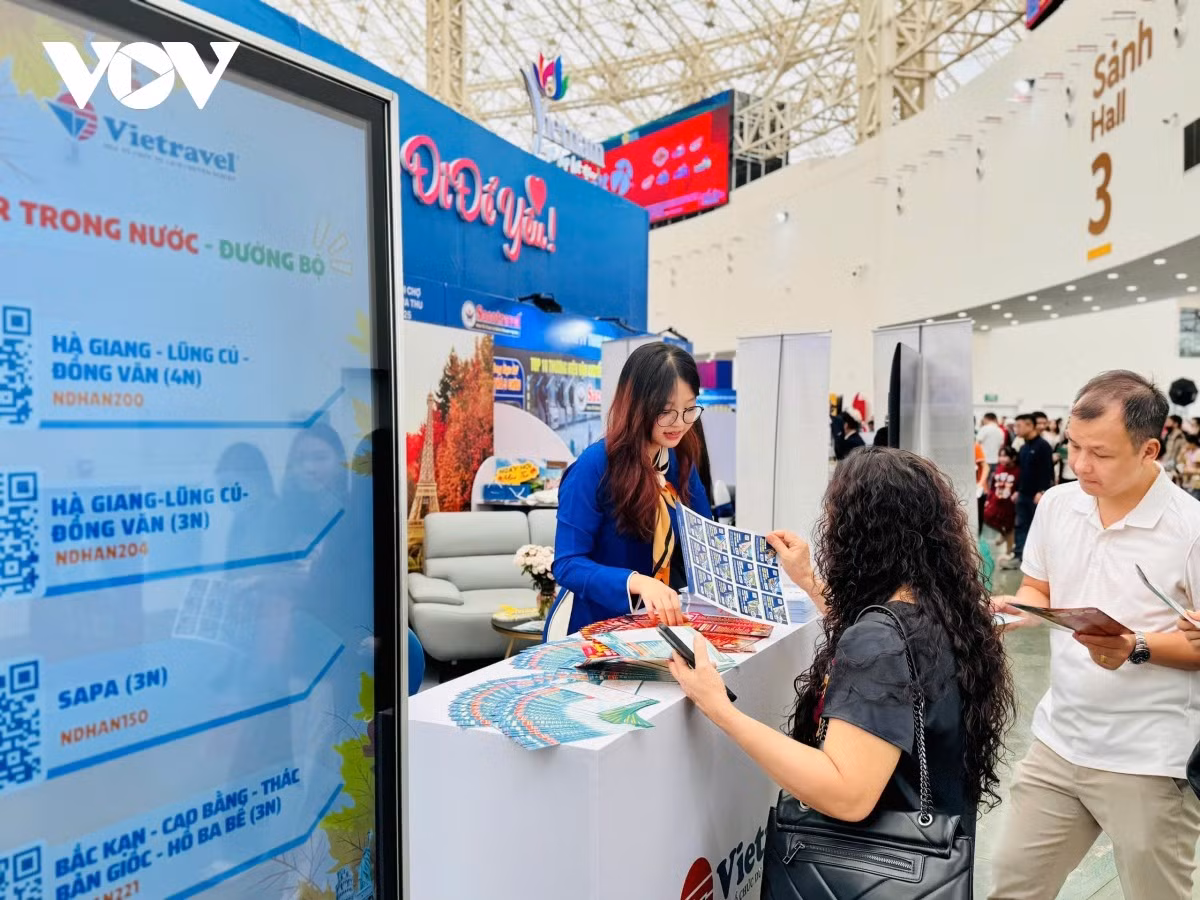 Du khách tìm hiểu tour du lịch tại gian hàng Công ty Vietravel, trong Hội chợ mùa Thu lần thứ nhất - 2025.