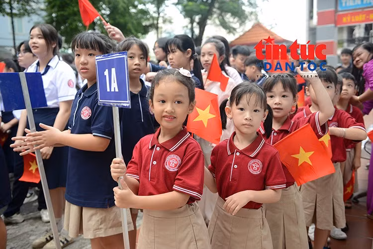 Những học sinh nhỏ tuổi rạng rỡ xếp hàng tham dự lễ khai giảng năm học mới.