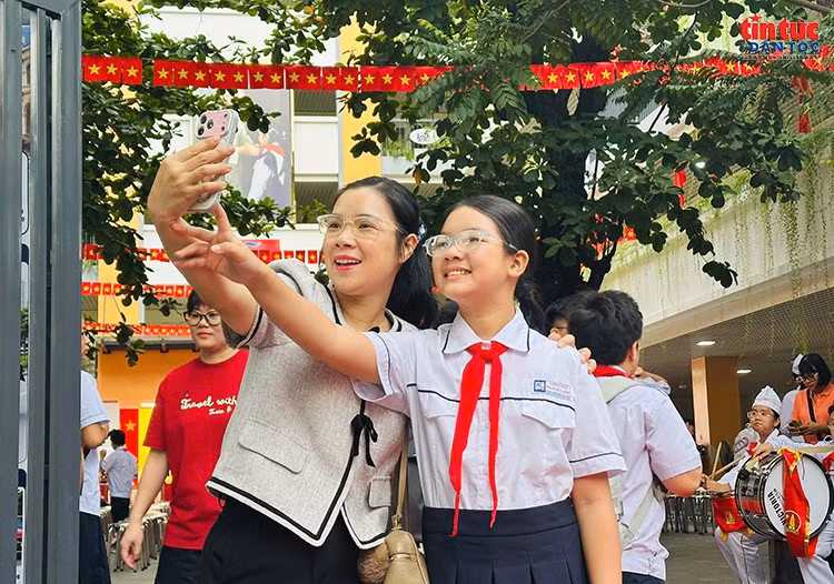 Phụ huynh lưu lại khoảnh khắc đáng nhớ cùng con trong ngày tựu trường, góp thêm sắc màu ấm áp cho ngày khai giảng năm học mới.