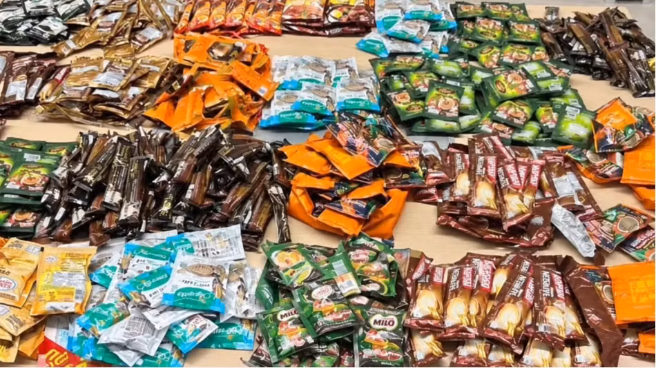 Cảnh sát Thái Lan thu giữ khoảng 7 kg heroin giấu trong các gói đồ uống hòa tan tại trung tâm xử lý của một công ty chuyển phát nhanh. (Ảnh: The Thaiger)