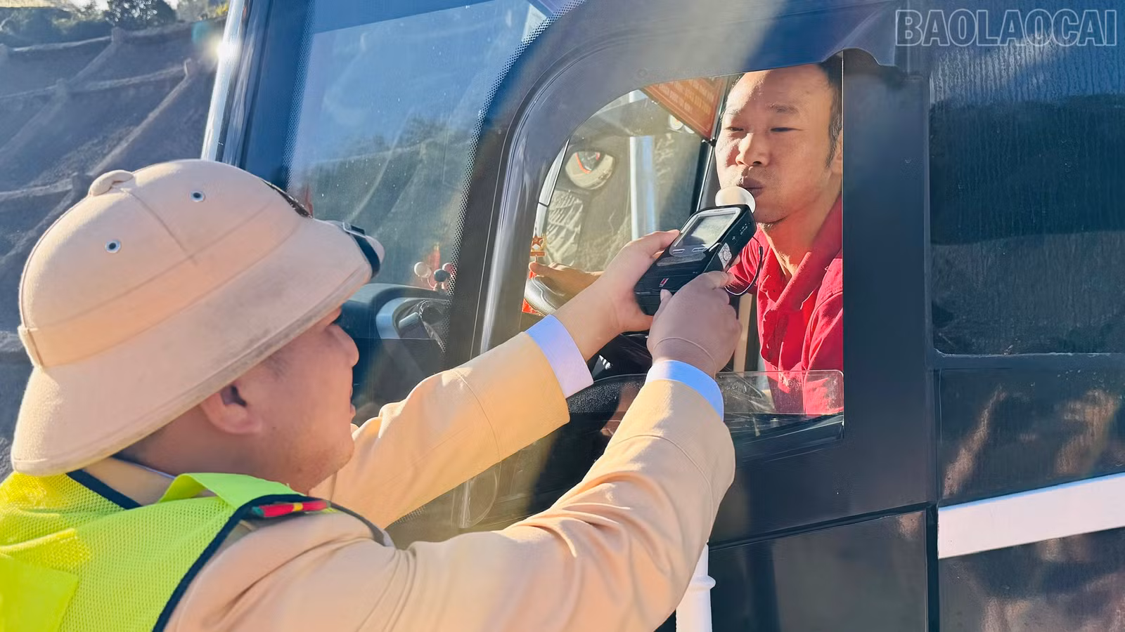 baolaocai-tr_anh-1-luc-luong-canh-sat-giao-thong-tang-cuong-kiem-tra-xe-khach-tren-tuyen-quoc-lo-4d-1.jpg