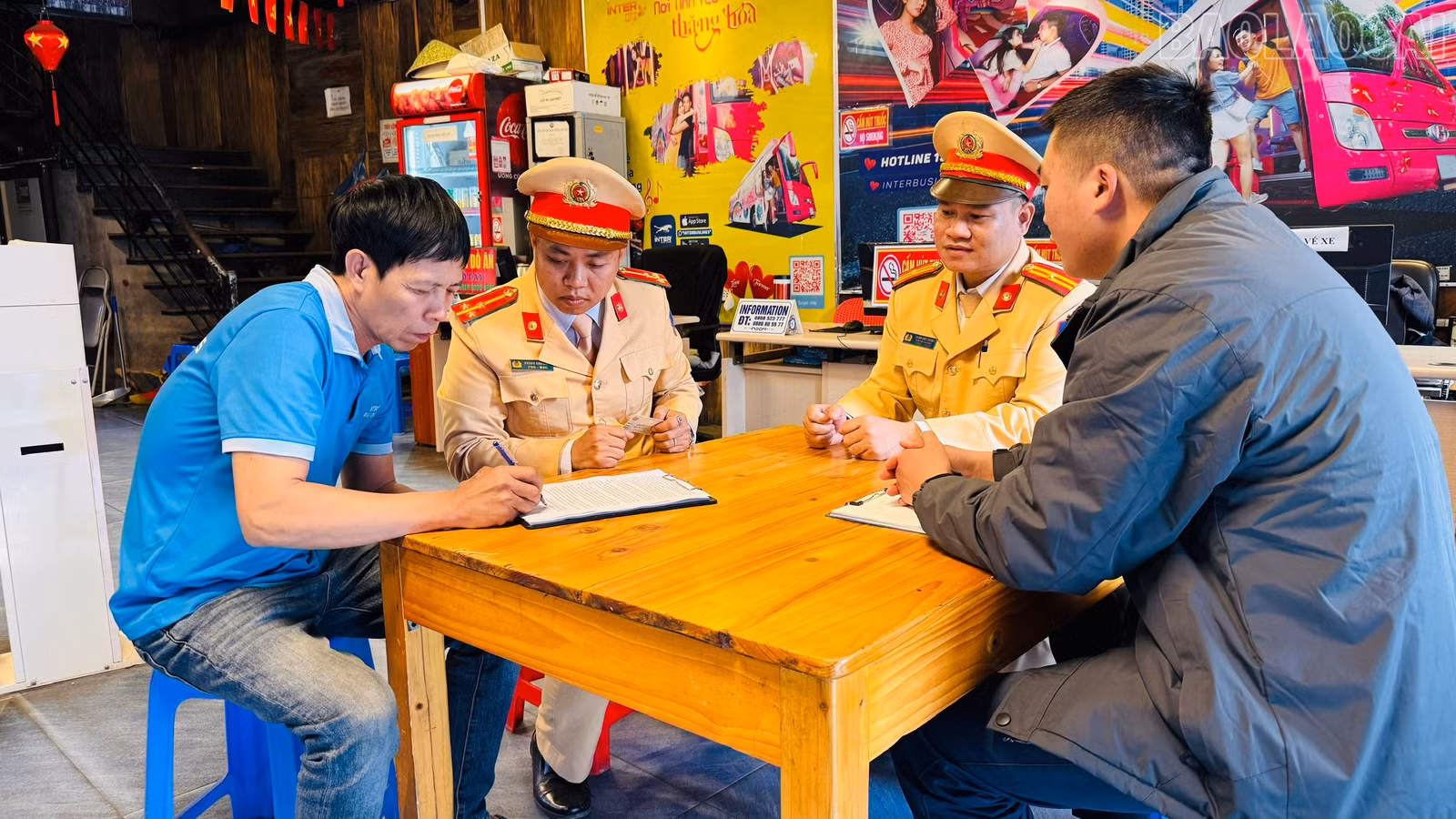 baolaocai-tr_anh-4-tuyen-truyen-cho-cac-lai-xe-va-doanh-nghiep-nghiem-tuc-chap-hanh-ttatgt-de-dam-bao-an-toan-3.jpg