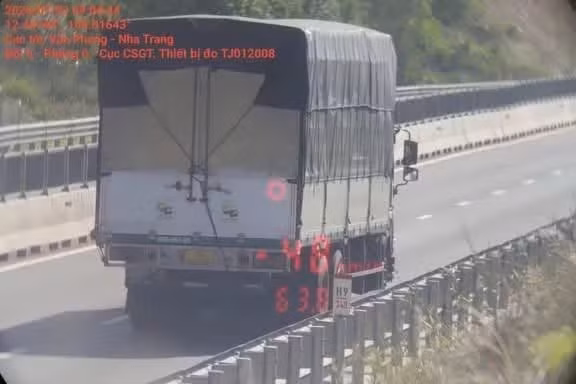 Phương tiện di chuyển trên cao tốc không đạt tốc độ tối thiểu.