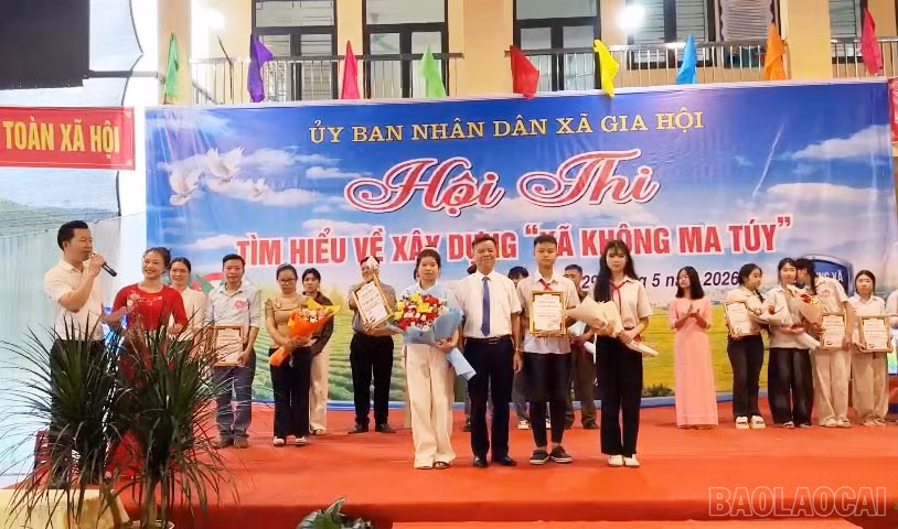 baolaocai-br_btc-trao-giai-nhat-cho-doi-thi-den-tu-truong-thcs-gia-hoi.jpg