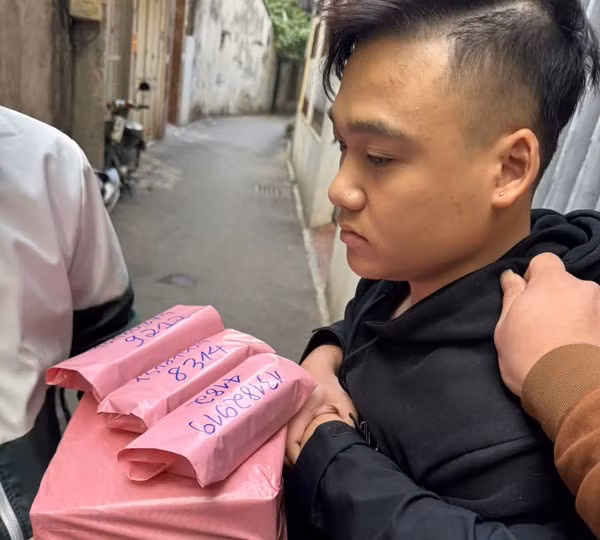 Đối tượng Nguyễn Công Oanh bị bắt quả tang khi giao hàng có ma túy, mang cho khách.