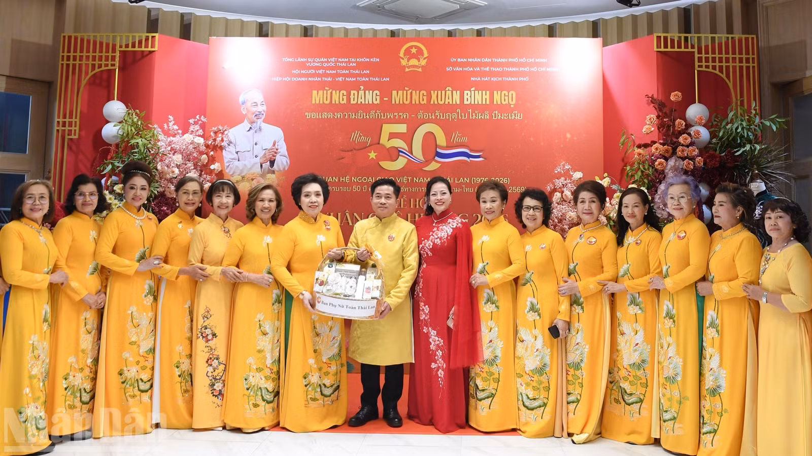 Những tà áo dài Việt Nam trên đất Thái Lan.