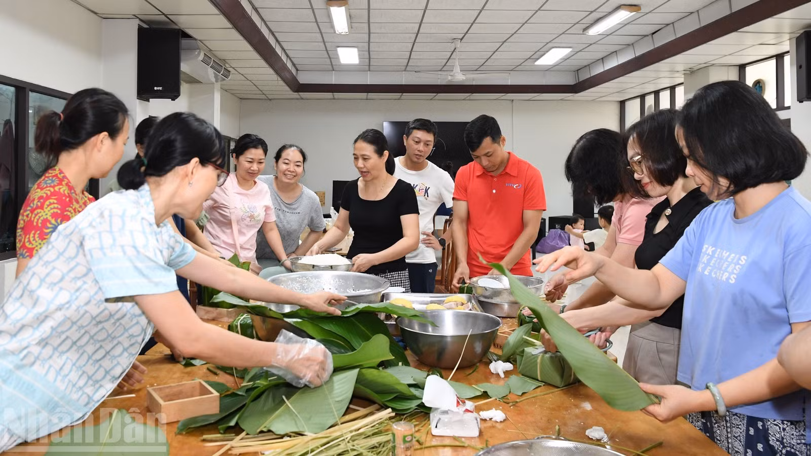 Gói bánh chưng cũng là dịp để cán bộ, nhân viên Đại sứ quán Việt Nam tại Thái Lan thân thiết, gần gũi nhau hơn.