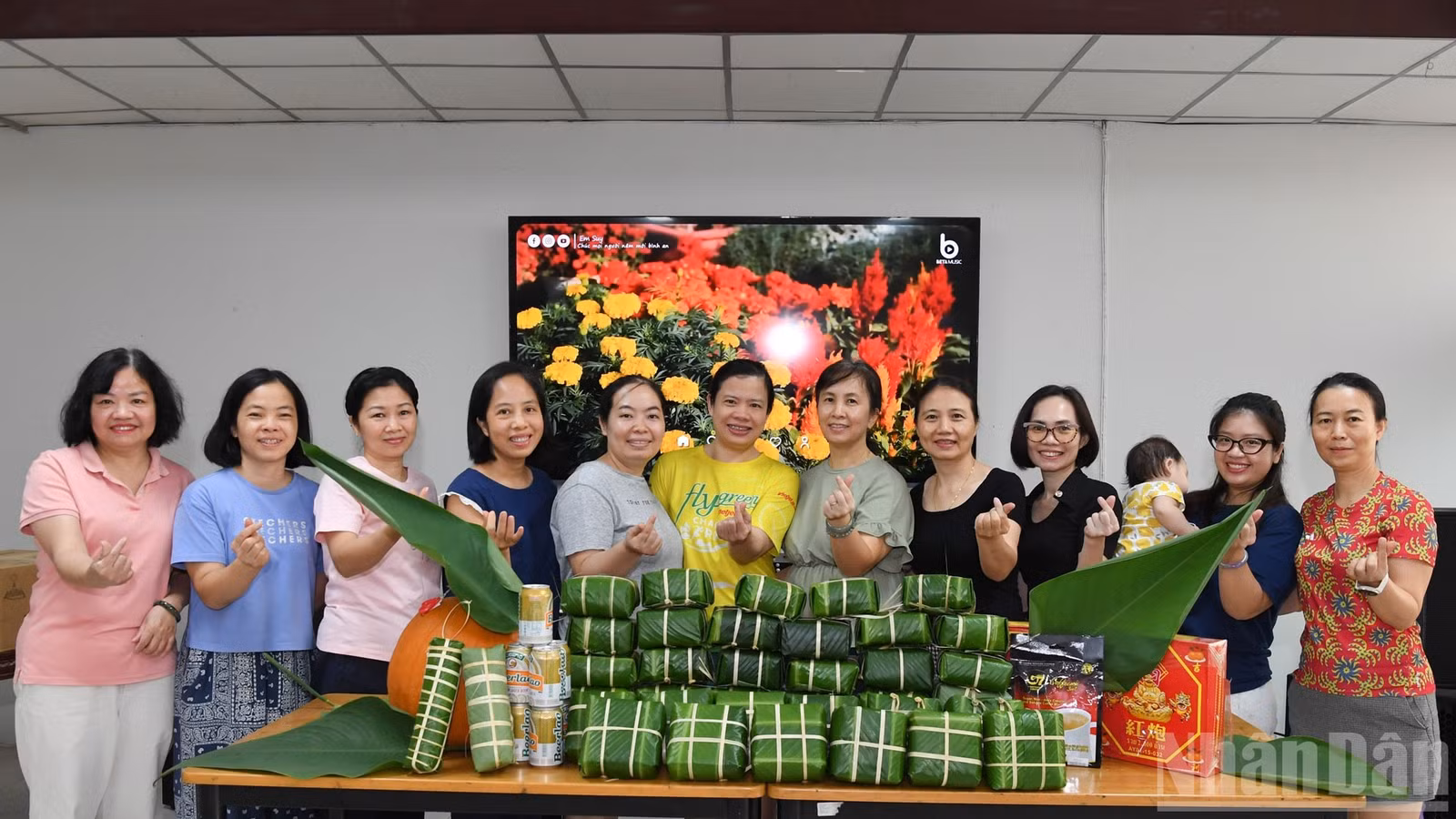 Cán bộ, nhân viên Đại sứ quán và các cơ quan bên cạnh Đại sứ quán phấn khởi trong những ngày Tết cổ truyền của dân tộc.