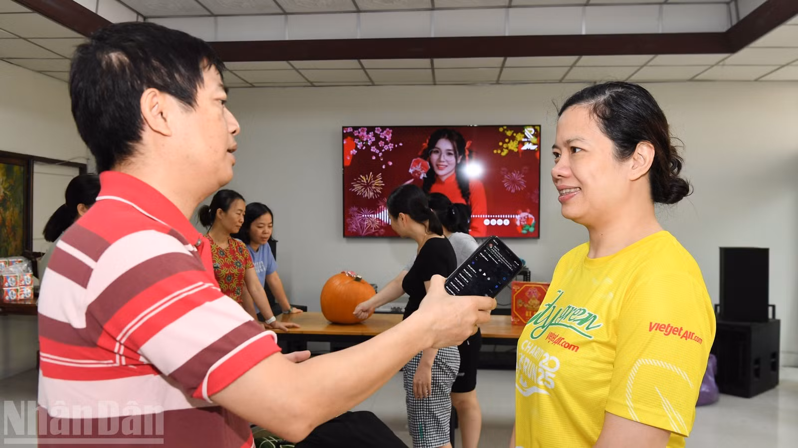Bà Hoàng Diễm Hạnh trả lời phỏng vấn phóng viên Báo Nhân Dân.