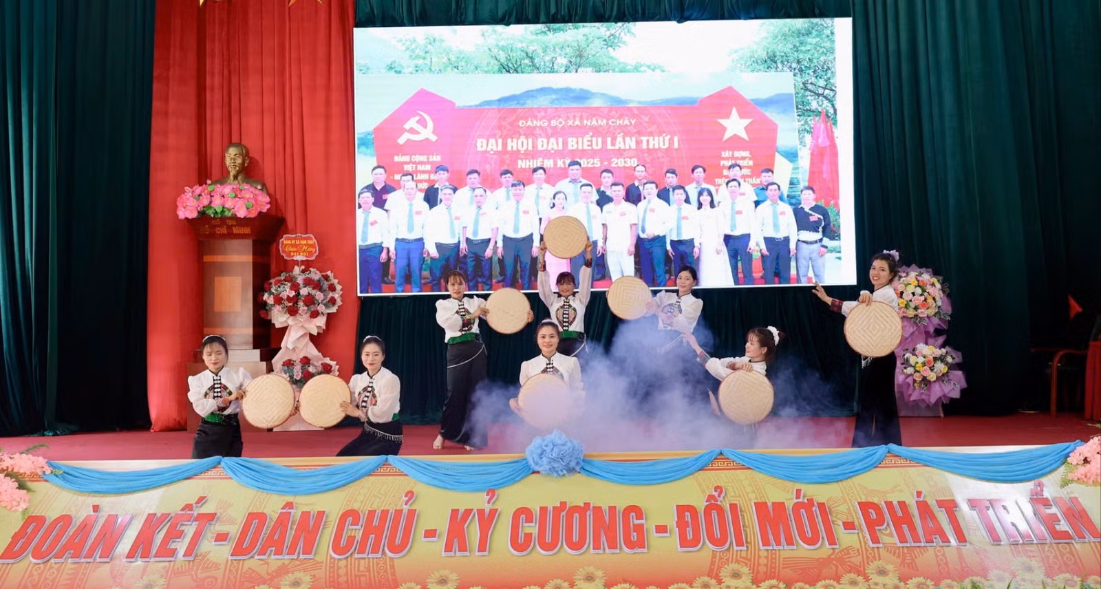 Tiết mục văn nghệ chào mừng đại hội.