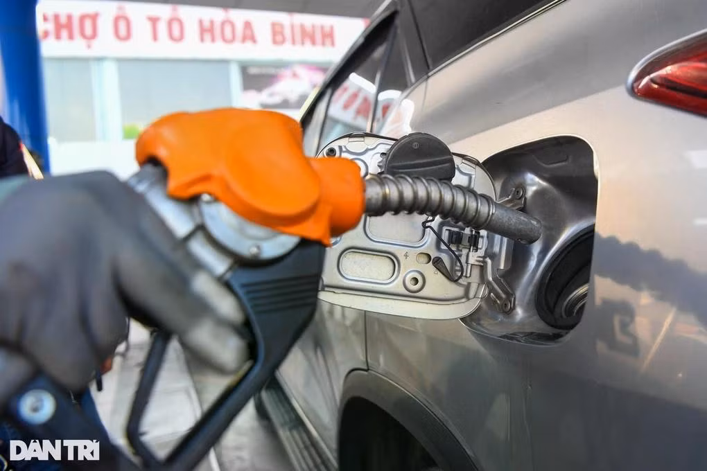 Nhân viên đổ xăng dầu tại cây xăng ở Hà Nội (Ảnh: Mạnh Quân).