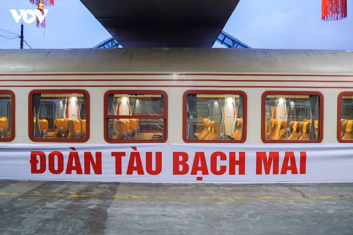Đoàn tàu Bạch Mai không đơn thuần là phương tiện đưa các đại biểu, cán bộ viên chức từ Hà Nội tới Ninh Bình. Đó là còn là biểu tượng của sự kết nối, của khát vọng đưa y tế chất lượng cao đến hơn, gần hơn với người dân.