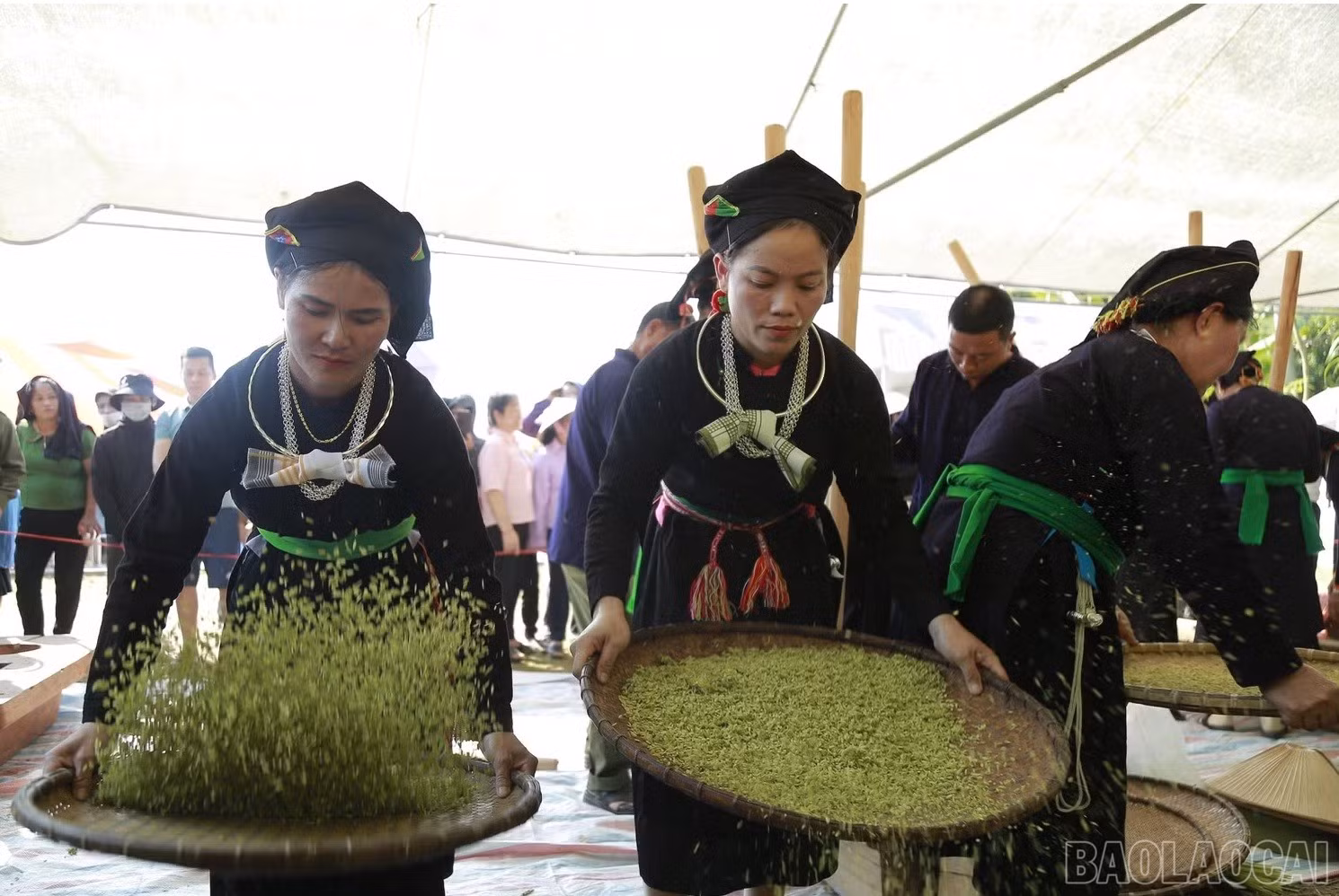 Hội thi làm Cốm thu hút nhiều đội tham gia.