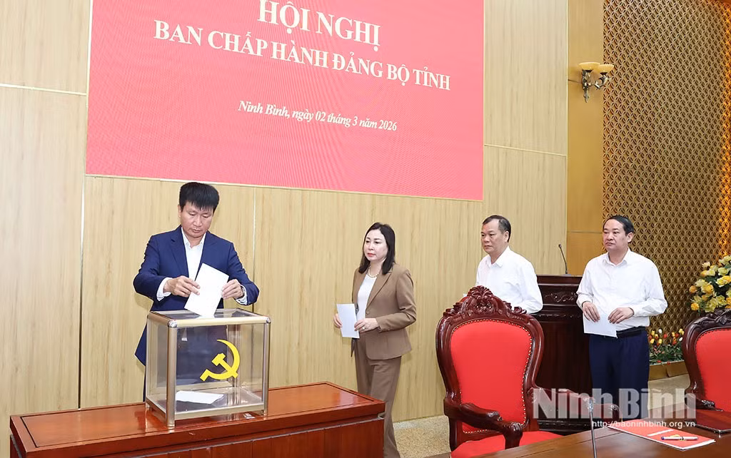 Các đại biểu bỏ phiếu bầu Bí thư Tỉnh ủy Ninh Bình, nhiệm kỳ 2025 - 2030.