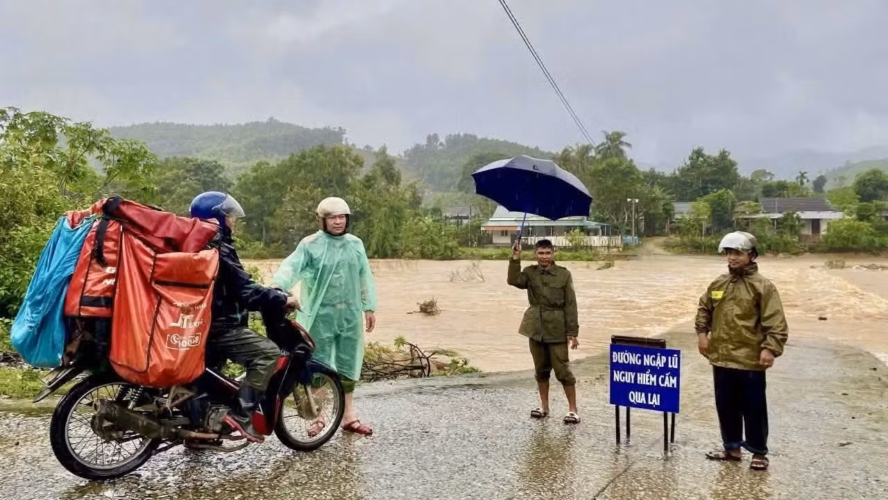 Lực lượng chức năng cảnh báo tuyến đường ngập sâu tại Quảng Trị do mưa lớn từ áp thấp nhiệt đới.