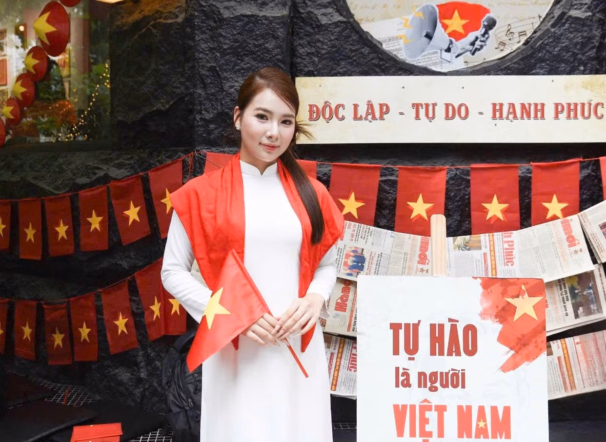 Những ngày cuối tuần, lượng khách tới check-in tại quán cafe trên phố Võ Văn Dũng cũng rất đông, có những ngày ghi nhận tới trên 500 lượt khách.