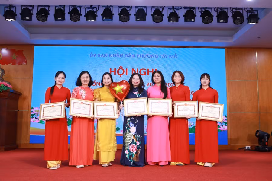 Cô Lưu Tuyết Hà (giữa) - Hiệu trưởng Trường Mầm non Tây Mỗ A, phường Tây Mỗ, Hà Nội.