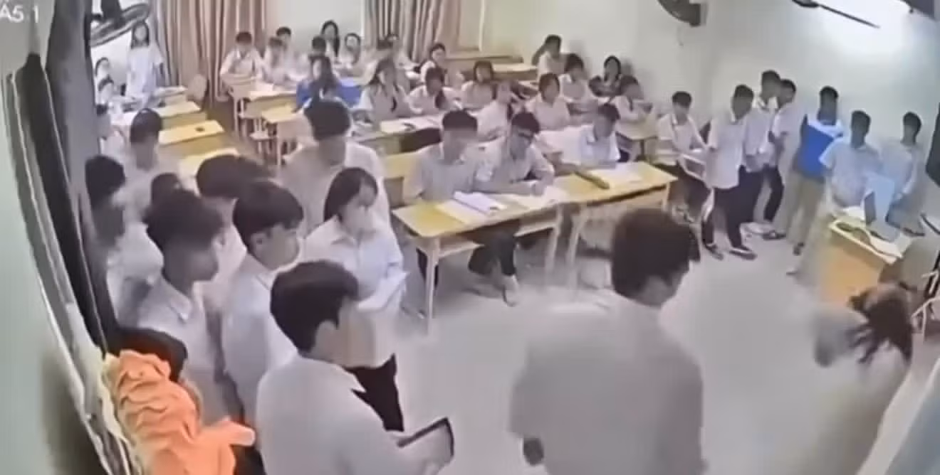 Học sinh đánh cô giáo ngay trong lớp học tại Trường THPT Mạc Đĩnh Chi (Hà Nội).