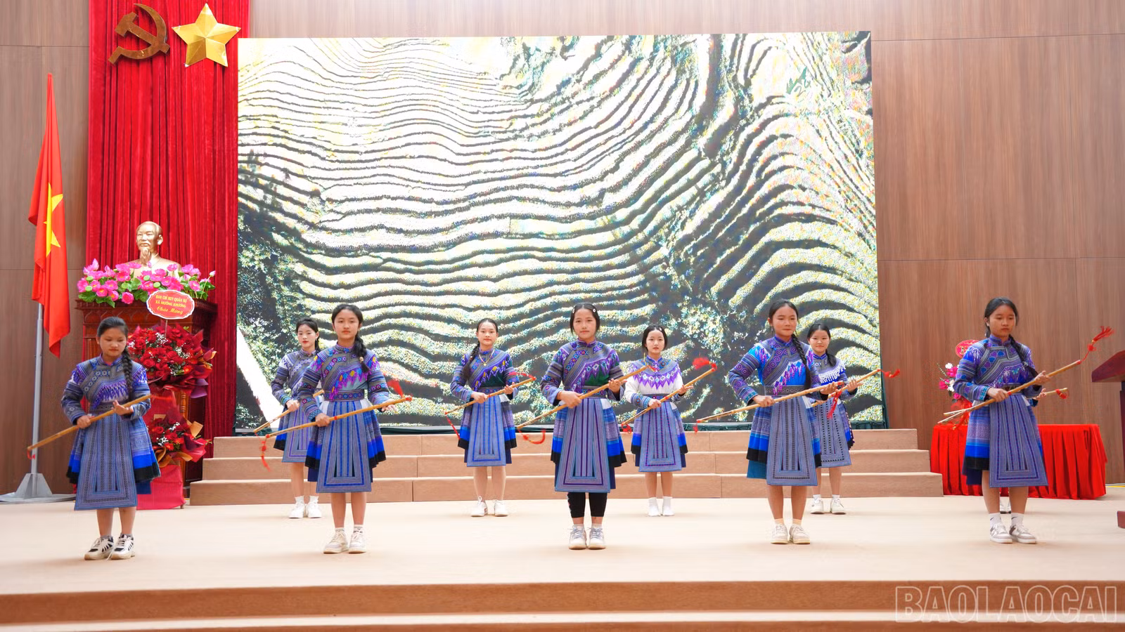 baolaocai-br_tiet-muc-mua-gay-sinh-tien-do-hoc-sinh-truong-pho-thong-dan-toc-noi-tru-trung-hoc-co-so-trung-hoc-pho-thong-muong-khuong-bieu-dien-tai-ngay-hoi-bien-phong-toan-dan.jpg