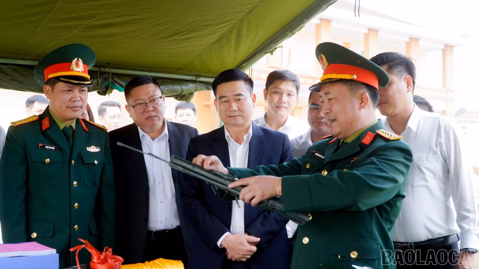 baolaocai-br_cac-dai-bieu-tham-quan-khu-trung-bay-mo-hinh-hoc-cu-phuc-vu-cho-cong-tac-huan-luyen-chien-dau.jpg