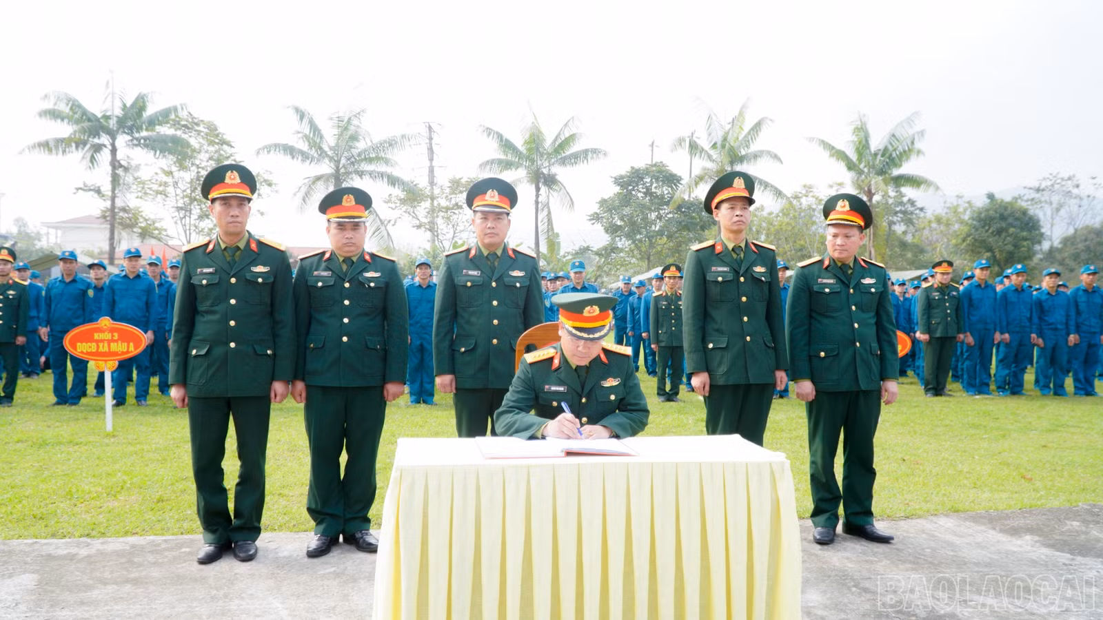 baolaocai-br_dai-dien-cac-don-vi-ky-ket-giao-uoc-thi-dua.jpg