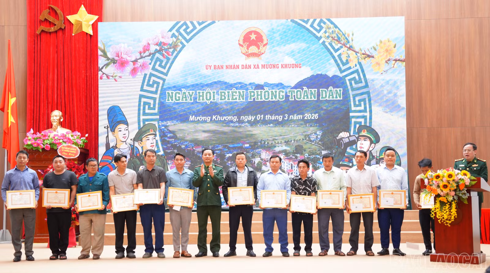 baolaocai-br_lanh-dao-ban-chi-huy-bo-doi-bien-phong-tinh-lao-cai-trao-giay-khen-cho-cac-tap-the-ca-nhan-cua-xa-muong-khuong-7561.jpg