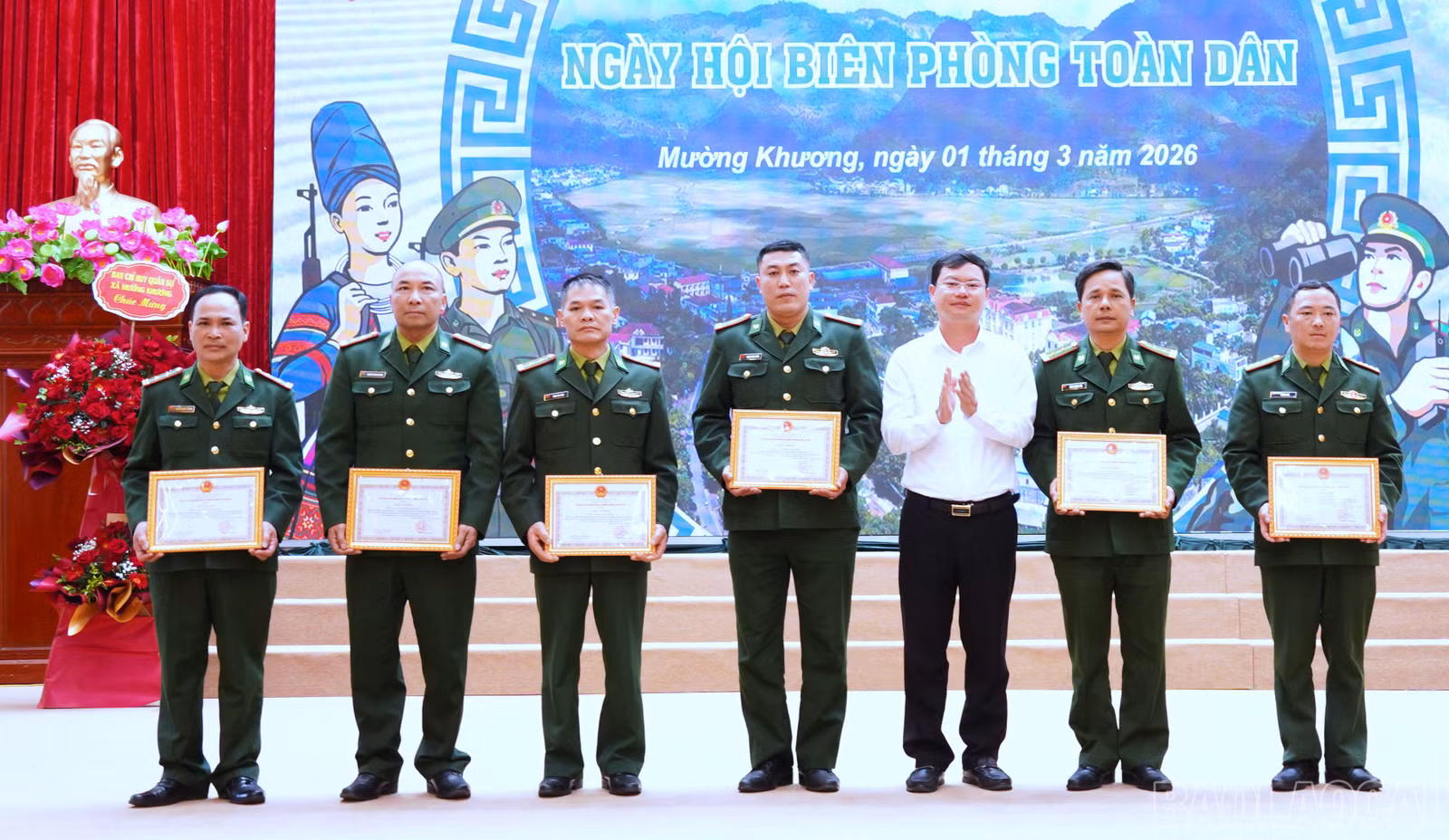 baolaocai-br_lanh-dao-xa-muong-khuong-trao-giay-khen-cho-cac-ca-nhan.jpg